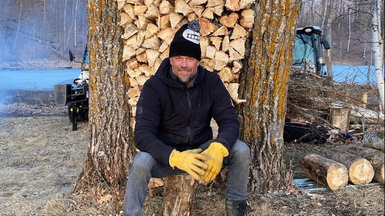 Josh Duhamel et pile de bûches