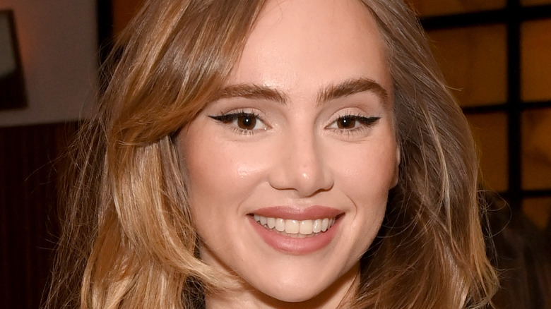 Suki Waterhouse souriant