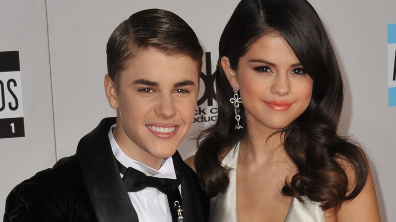 Justin Bieber souriant avec Selena Gomez