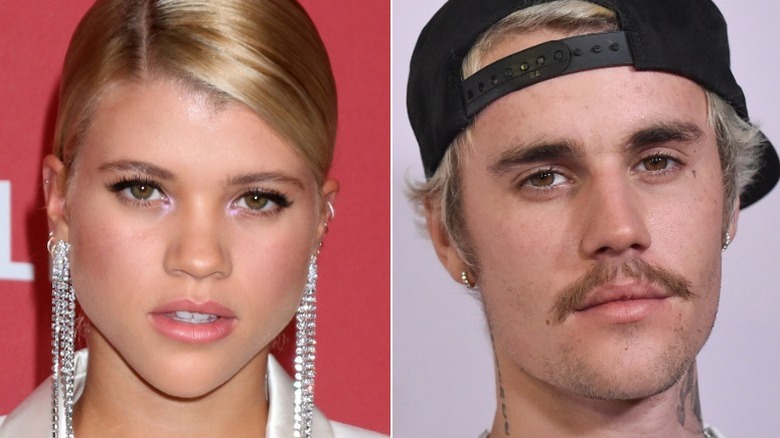 Sofia Richie posant, Justin Bieber en casquette