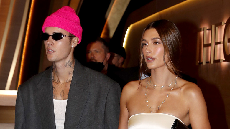 Justin Bieber posant avec Hailey Bieber