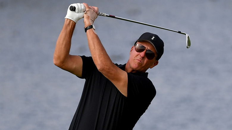 Phil Mickelson balançant un club de golf