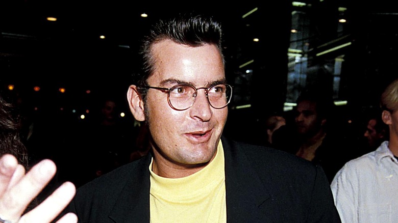 Charlie Sheen parlant, portant des lunettes