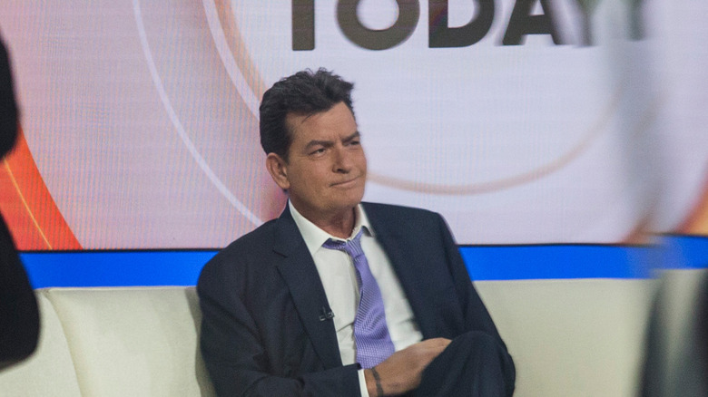 Charlie Sheen souriant dans l'émission Today