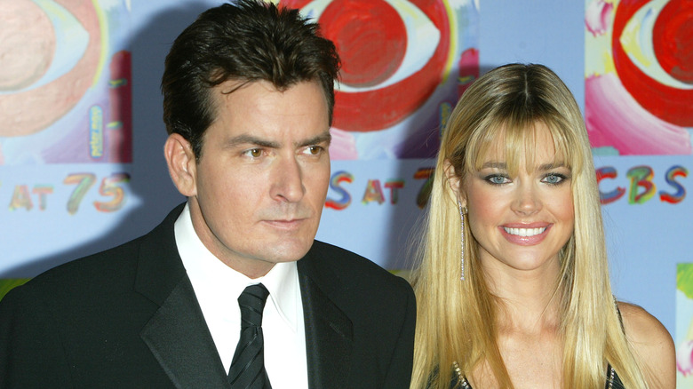 Charlie Sheen et Denise Richards posant