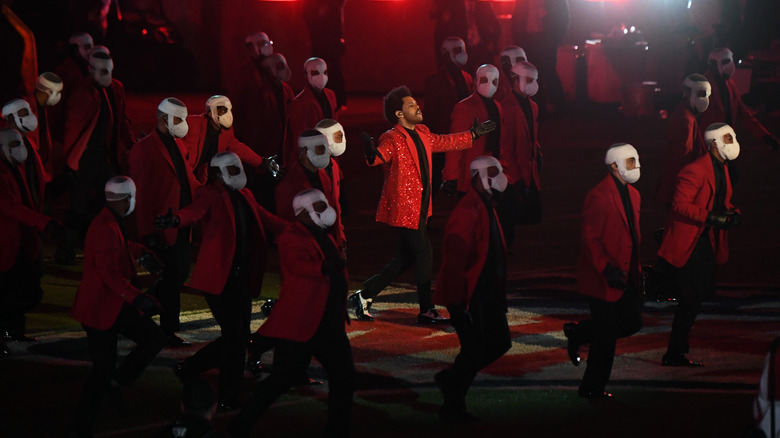 The Weeknd se produit avec des danseurs au Super Bowl