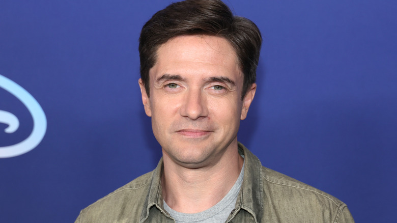 Topher Grace souriant à l'événement