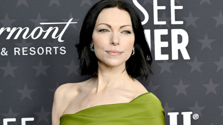 Laura Prepon posant en robe verte