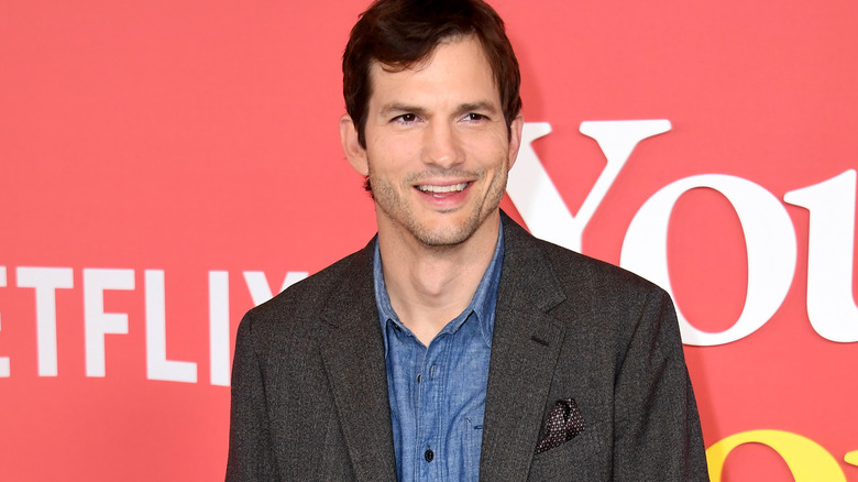 Ashton Kutcher posant à l'événement