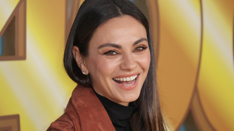 Mila Kunis riant de l'événement