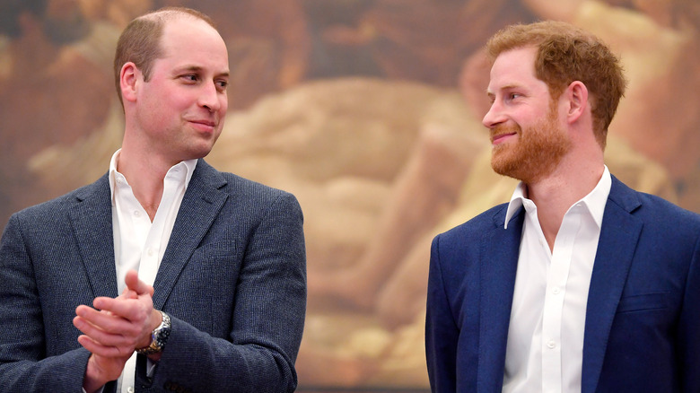 Le prince William et le prince Harry se sourient