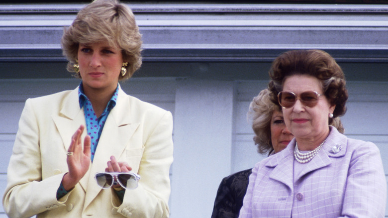 La princesse Diana et la reine Elizabeth II applaudissent