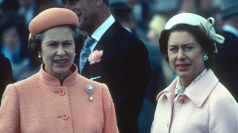 La reine Elizabeth II et la princesse Margaret posent