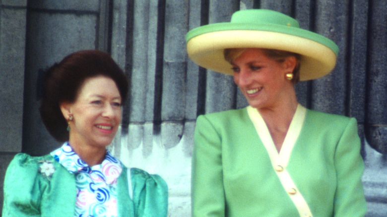 Les princesses Margaret et Diana souriantes