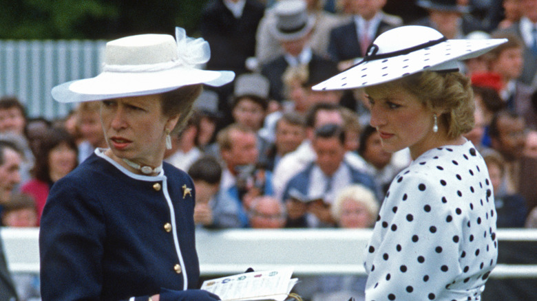 Les princesses Anne et Diana lors d'un événement, regardant au loin