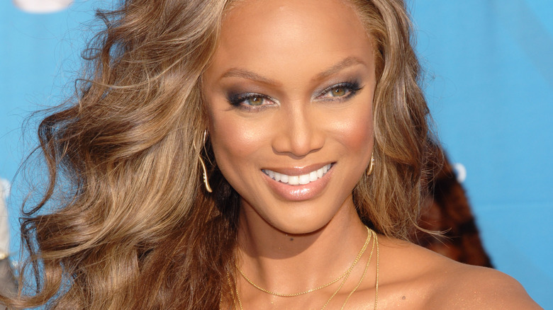 Tyra Banks sourit 