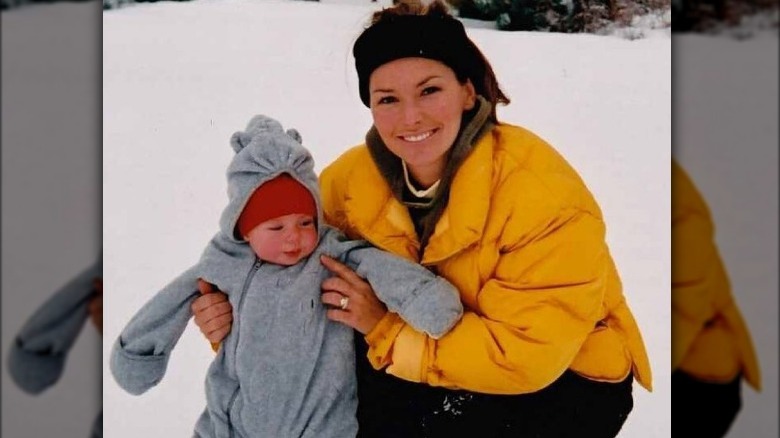 Shania Twain tenant son bébé, Eja Lange, dans la neige