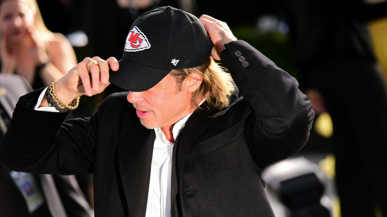 Brad Pitt portant la casquette des Chiefs 