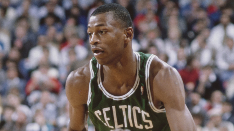 Reggie Lewis joue au basket