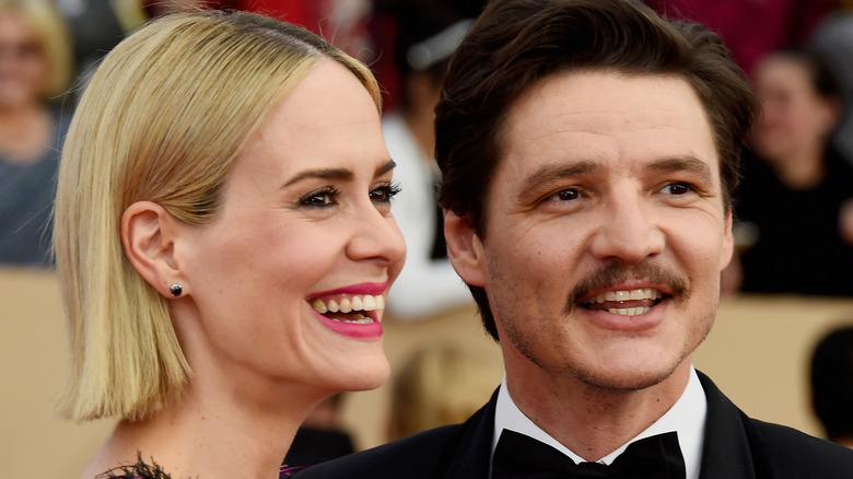 Sarah Paulson et Pedro Pascal souriants