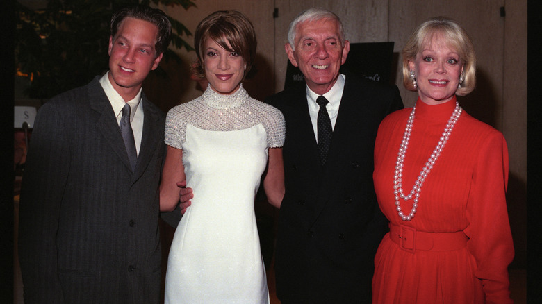 Randy Spelling posant aux côtés de Tori, Aaron et Candy Spelling