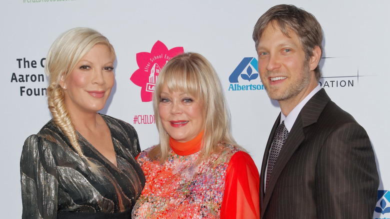 Tori, Candy et Randy Spelling sourient