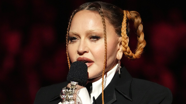 Madonna s'exprimant aux Grammys 2023