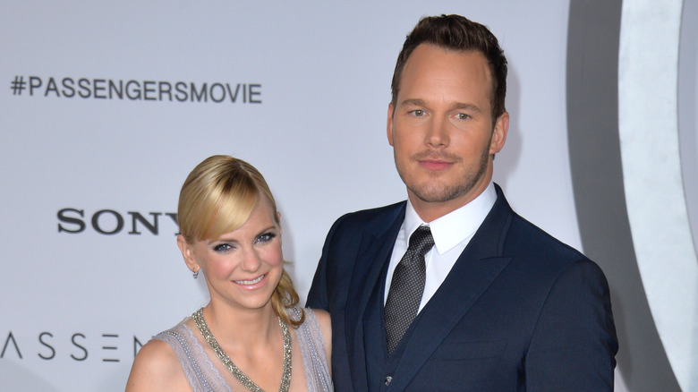 Anna Faris souriante avec Chris Pratt