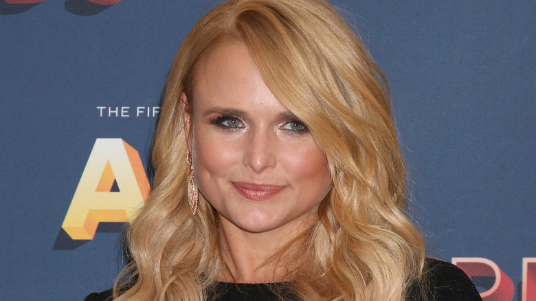 Miranda Lambert posant