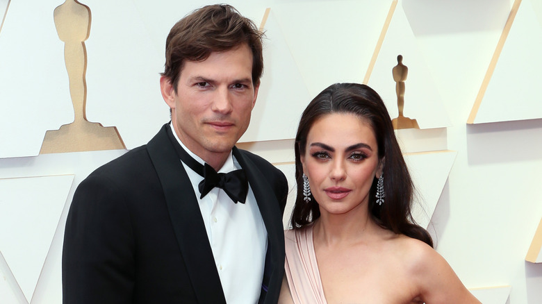 Ashton Kutcher et Mila Kunis posent 