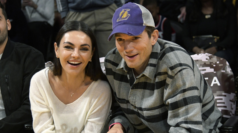 Ashton Kutcher et Mila Kunis sourient 