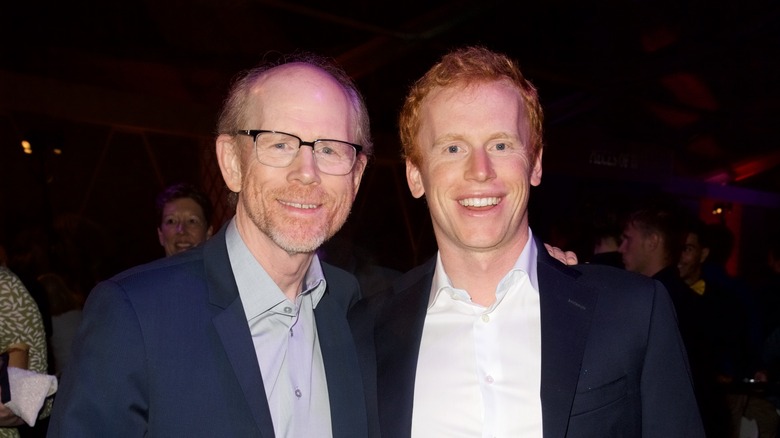 Ron Howard avec des costumes bleus Reed Howard