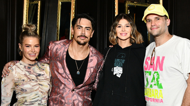 Ariana Madix, Tom Sandoval, Raquel Leviss et Tom Schwartz posant