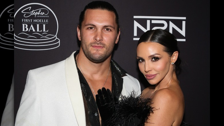 Scheana Shay tenant la poitrine de Brock Davies