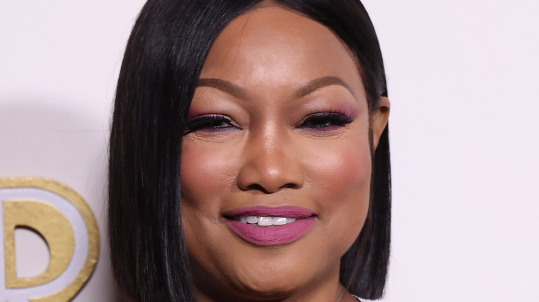 Garcelle Beauvais posant en rouge à lèvres rose