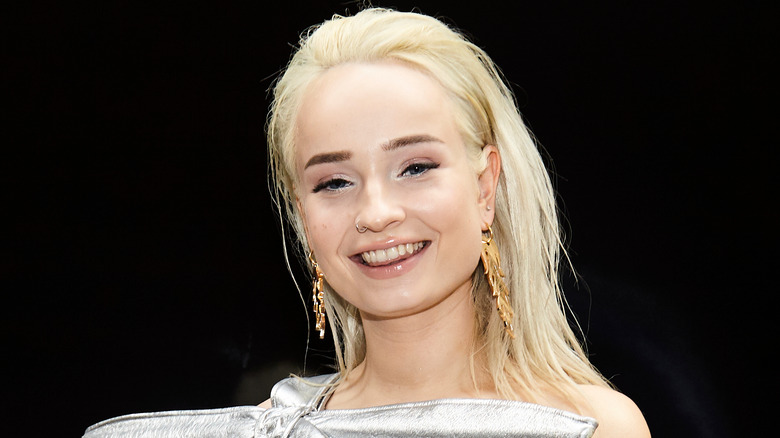 Kim Petras souriant