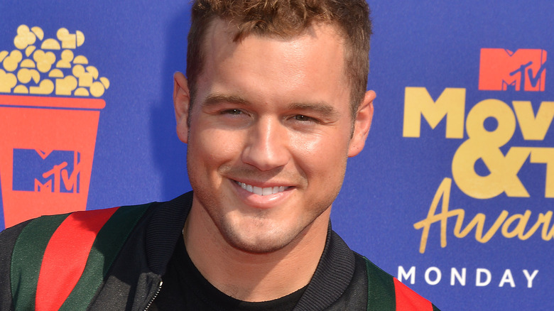 Colton Underwood pose pour les caméras