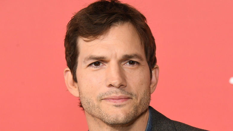 Ashton Kutcher regardant vers le côté