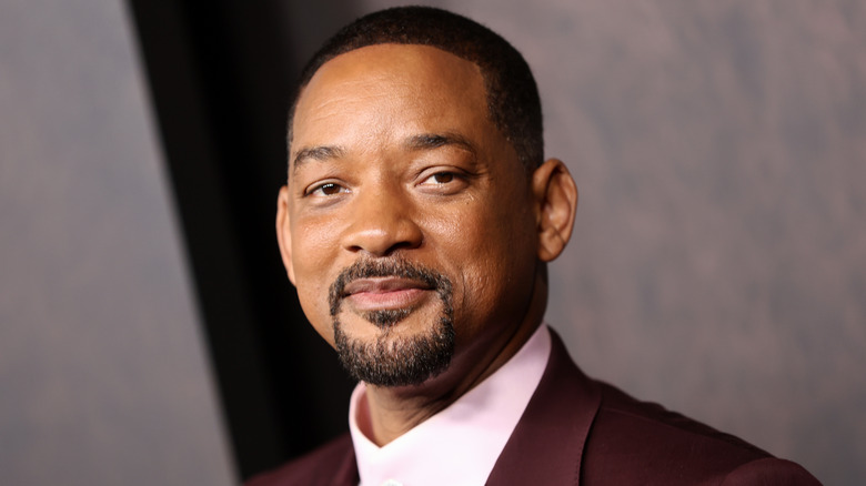 Will Smith sourit légèrement à la caméra