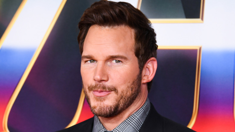 Chris Pratt regarde la caméra