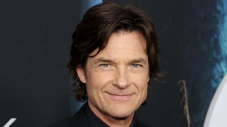 Jason Bateman souriant à la caméra