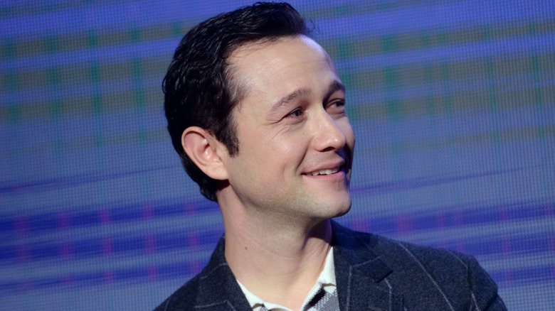 Joseph Gordon-Levitt souriant à côté