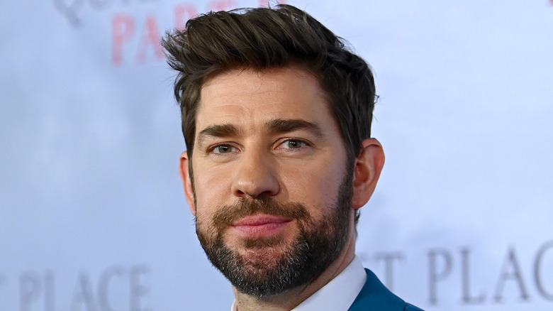 John Krasinski souriant doucement