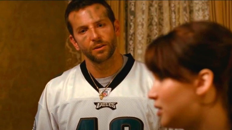 Bradley Cooper en tant que Pat porte un maillot des Eagles