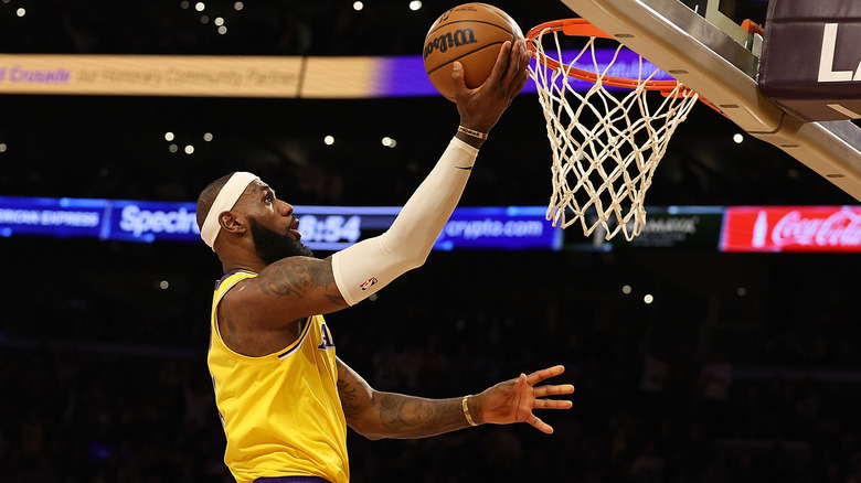 LeBron James saute au filet