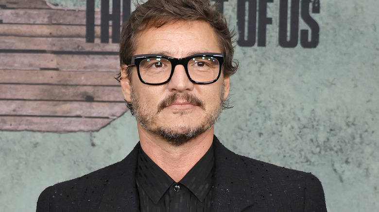 Pedro Pascal posant