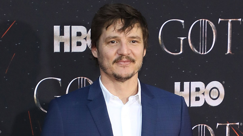 Pedro Pascal posant