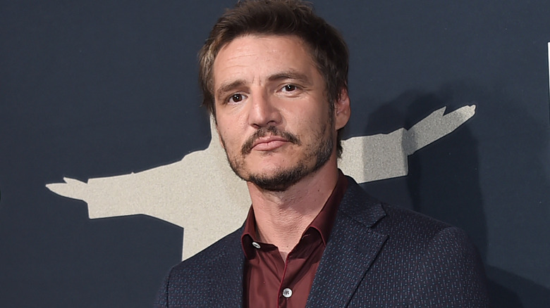 Pedro Pascal posant