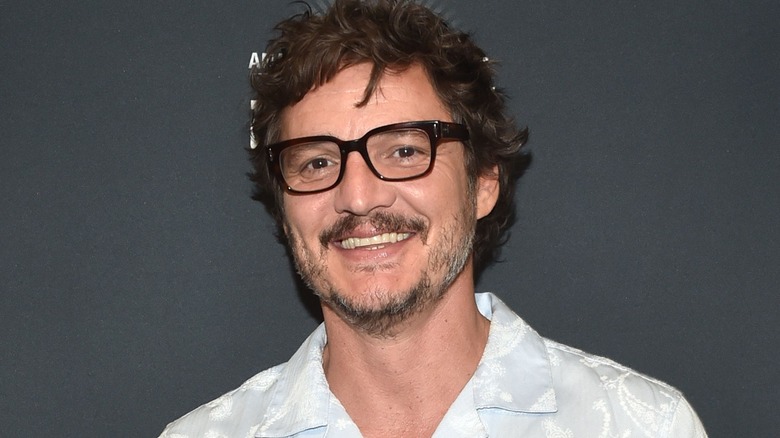 Pedro Pascal souriant