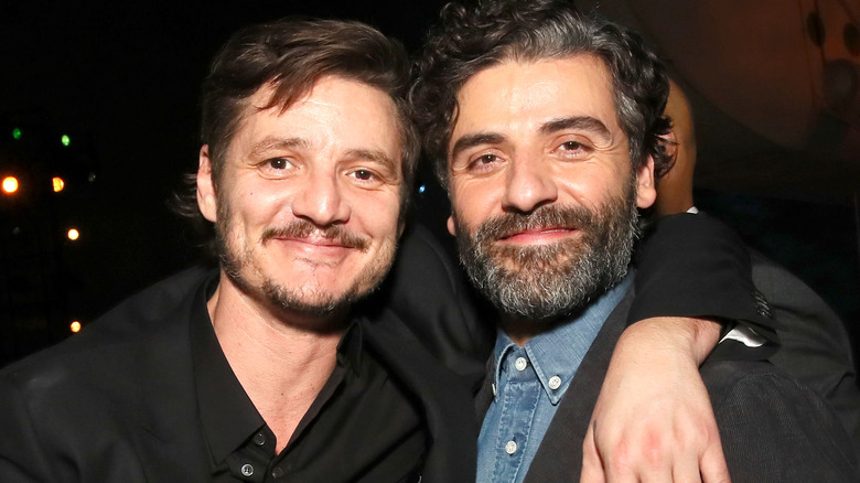 Pedro Pascal et Oscar Isaac sourient tous les deux